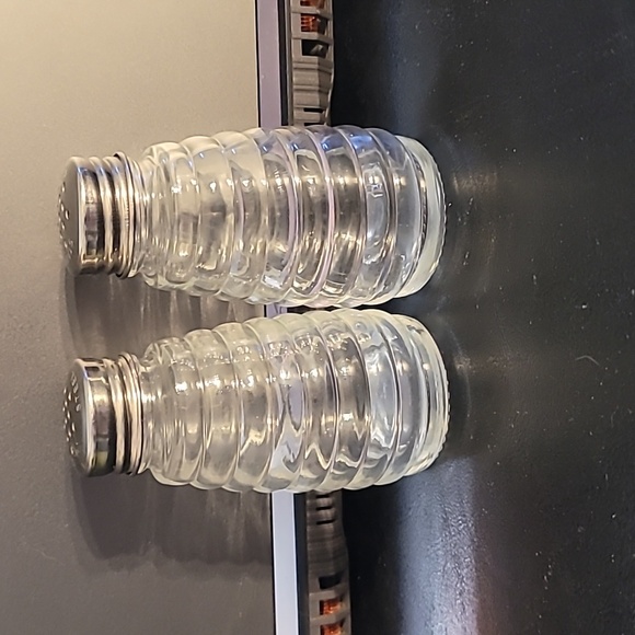 Vintage Beehive Pattern Glas Salt & Pepper Shakers - Picture 2 of 8